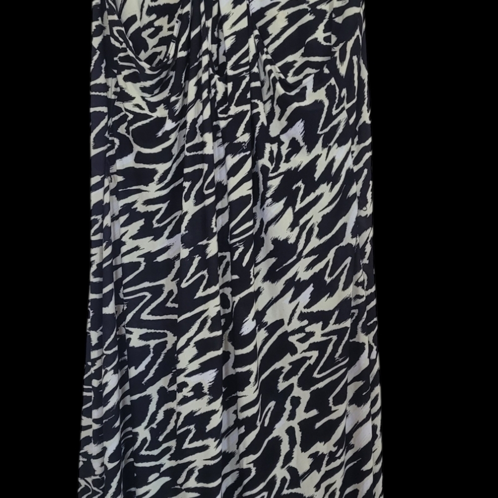 Chic Black and White Abstract Print Dress - Picture 9 of 16